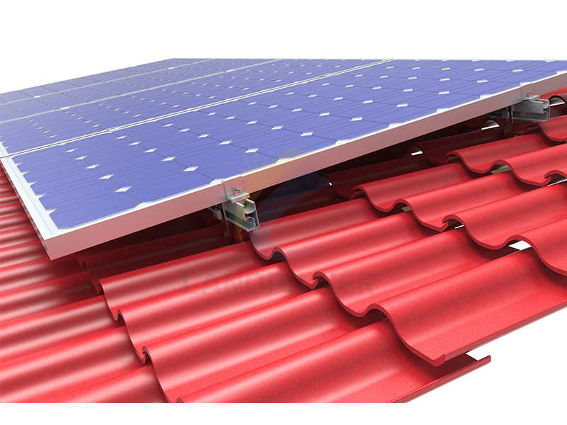 Montage solaire sur toit en tuiles inclinées