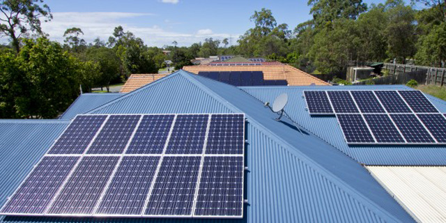 Système de montage de toit en métal pour panneaux solaires