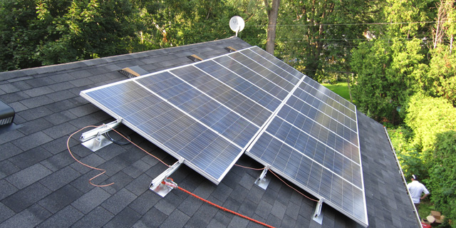 Montage solaire sur toit en bardeaux - Solin PV