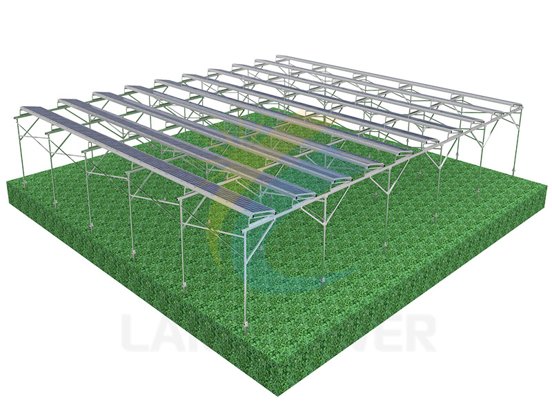 Montage de panneaux solaires sur terres agricoles agricoles