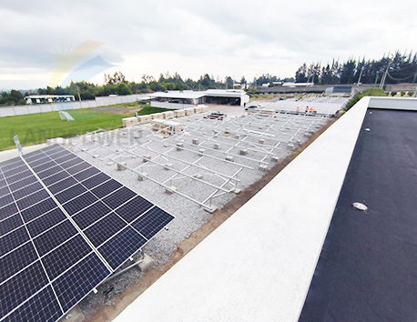Montage solaire au sol en Équateur 334,4 kW et montage sur toit 231 kW